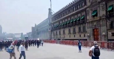 Estudiantes enardecidos de Ayotzinapa lanzan cohetones al Palacio Nacional por la libertad de 8 militares