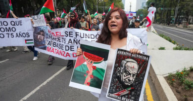 Estudiantes protestan en la embajada de EU en México para exigir “alto al genocidio de Israel en Gaza”