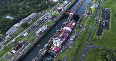 Activistas queman una bandera de EU y carteles de Trump en Panamá por exigir la devolución del canal