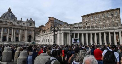 No hay papa aún en el primer día del conclave; humo negro en la Capilla Sixtina