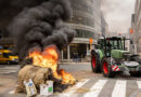 Chocan agricultores y policías para exigir precios justos; bañan edificios con estiércol en Bruselas