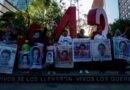 Blindan el Palacio Nacional por la llegada de los 43 normalistas desaparecidos e instalan un plantón