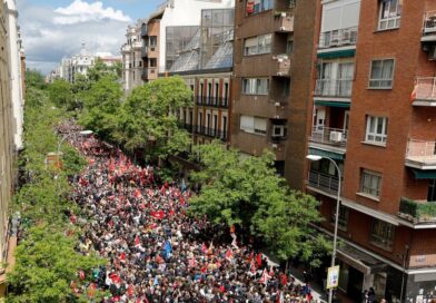 Con la marcha “Por amor a la democracia” activistas piden a Pedro Sánchez no dimitir en el lunes crucial