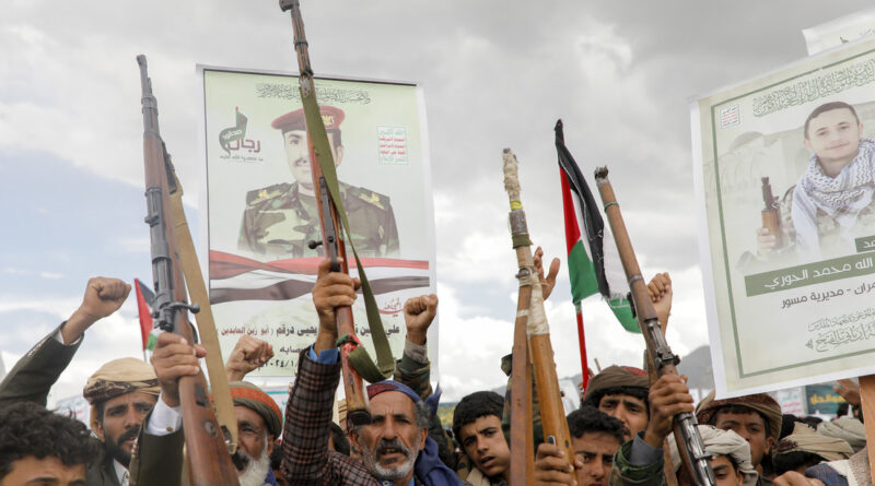 Hutíes de Yemen atacan un buque portacontenedores israelí en el golfo de Adén, en el sur de Israel