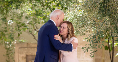 Otro traspié de Biden en la cumbre del G-7; besa torpemente el cabello de Giorgia Meloni
