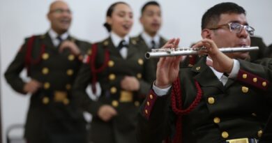 ¡Con toda la manga ancha! Compra Sedena a sobreprecio instrumentos musicales con oro rosa y plata esterlina