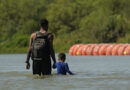 Gobernador de Texas batea disposiciones de Biden y amplia barreras de boyas antimigrante en el río Bravo