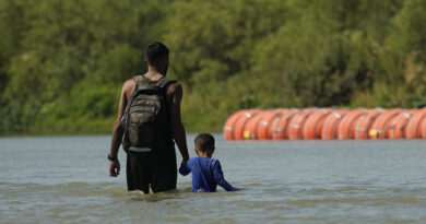 Gobernador de Texas batea disposiciones de Biden y amplia barreras de boyas antimigrante en el río Bravo