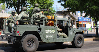 Chocan grupos armados y fuerzas militares en Apatzingán en un operativo de seguridad; hay dos detenidos