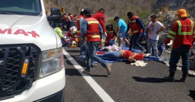 Autobús cae en un barranco en la autopista Mitla-Tehuantepec en Oaxaca con saldo de 18 muertos