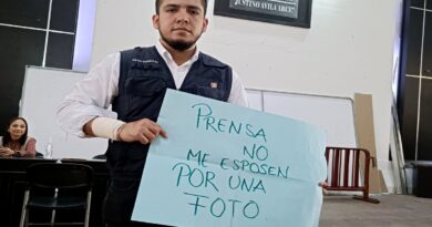 Periodistas protestan para exigir sanción al policía municipal que agredió a un reportero en Tepic