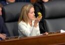 Congresista demócrata critica los aranceles de Trump porque “en EU no podemos construir bananas”    