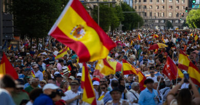 Miles de activistas y militantes del PP demandaron la renuncia del presidente español Pedro Sánchez  