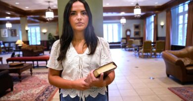 La universidad como espejo de las tensiones culturales estadounidenses; destituyen a una docente trans