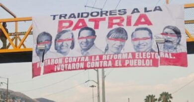 Mano negra en la colocación de lonas que exhiben a los diputados que votaron en contra de la reforma electoral