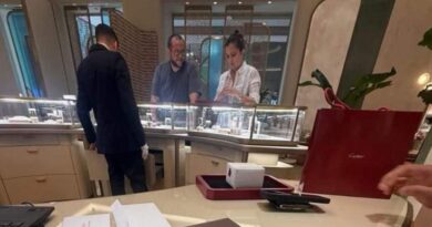 Captan redes nuevamente a uno de los hijos de AMLO: Pepe Ramón visita una tienda de lujo de Cartier