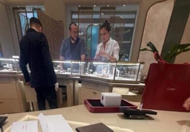 Captan redes nuevamente a uno de los hijos de AMLO: Pepe Ramón visita una tienda de lujo de Cartier