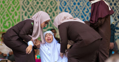 Castigo público en Indonesia: una mujer cae tras recibir 100 azotes por adultera bajo la sharía