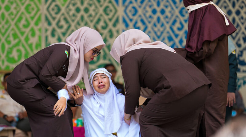Castigo público en Indonesia: una mujer cae tras recibir 100 azotes por adultera bajo la sharía