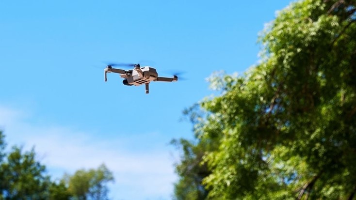 Envían dron con volantes amenazantes a celebración civil con “carnitas asadas” por la salida de Rocha