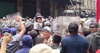CNTE choca con la policía antidisturbios en fallido intento por instalar un platón en el Zócalo    