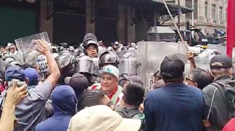 CNTE choca con la policía antidisturbios en fallido intento por instalar un platón en el Zócalo    