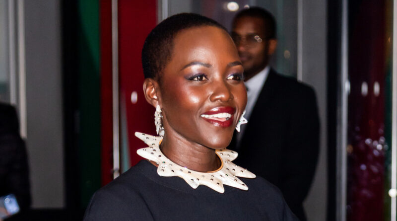 Lupita Nyong’o desmonta el mito de la “belleza ideal” y responde a críticas raciales por su papel de Helena