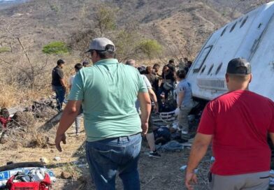 Perecen 11 residentes de Nayarit y 16 lesionados al volcar el autobús que se dirigía a un balneario