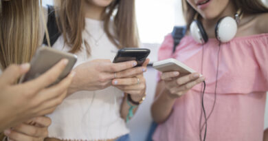 Prohibición de celulares en escueles: docentes asombrados con la magnitud del cambio
