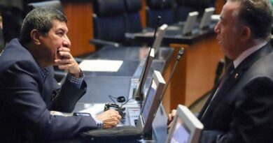 Reaparece senador morenista acusado de EU con vínculos con narco en Culiacán con Javier Corral