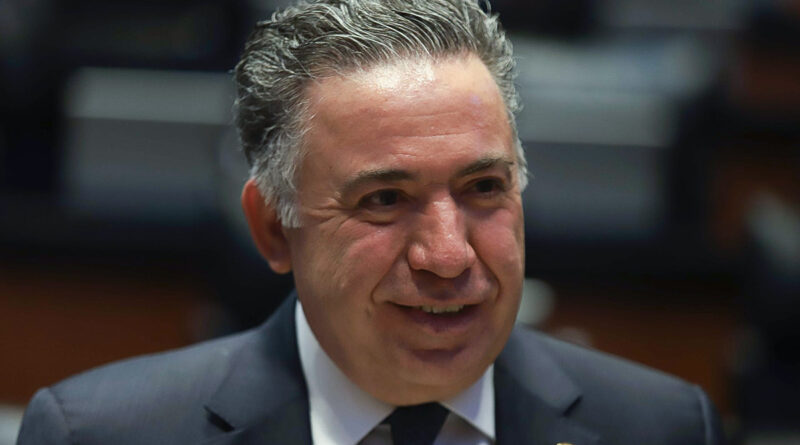 Recula morenista: Senador Enrique Inzunza reconsidera su licencia; regresa a ocupar su escaño