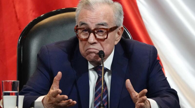 Viejo zorro Rocha Moya: deja autoblindada su gestión y sin dientes el área de transparencia   