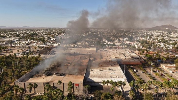 Voraz incendio en la Plaza Fiesta Las Palmas en Los Mochis con saldo de 5 muertos y más de 30 heridos