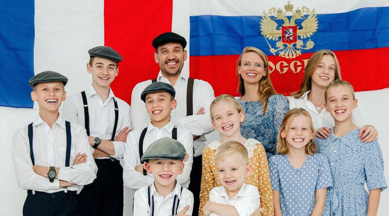 Activista político emigra con sus 10 hijos de Francia a Rusia por su ideología prorrusa  