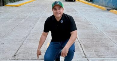 Alcalde fiestero convoca a los padres de El Naranjo a celebrar el Día del Padre con “chicas buena onda”