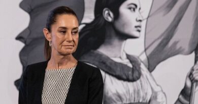La CNTE y madres buscadoras reciben con consignas a Sheinbaum con “Claudia mentistes” en BC