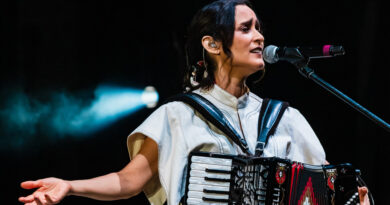 Llueven críticas y desdoro en redes sociales canción mundialista de Julieta Venegas con apoyo oficial