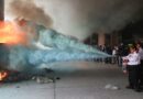 No avanzan sus demandas: CNTE endurece sus protestas, irrumpe a la SEP, causa incendios y pintas