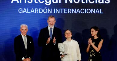 Reyes de España entregan premio El Confidencial a Aristegui Noticias y su equipo por Televisa Leaks  