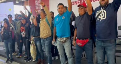 Sección 22 de la CNTE irrumpe conferencia del gobernador par exigir la dispersión de 800 mdp