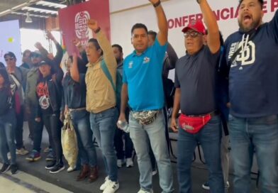 Sección 22 de la CNTE irrumpe conferencia del gobernador par exigir la dispersión de 800 mdp