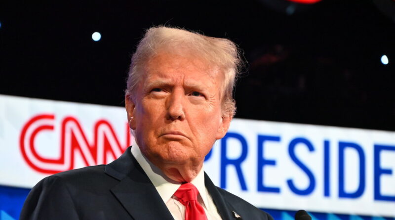 Trump monta en cólera: fustiga a demócratas y ‘dumócratas’ por limitar su ‘poder bélico contra Irán        