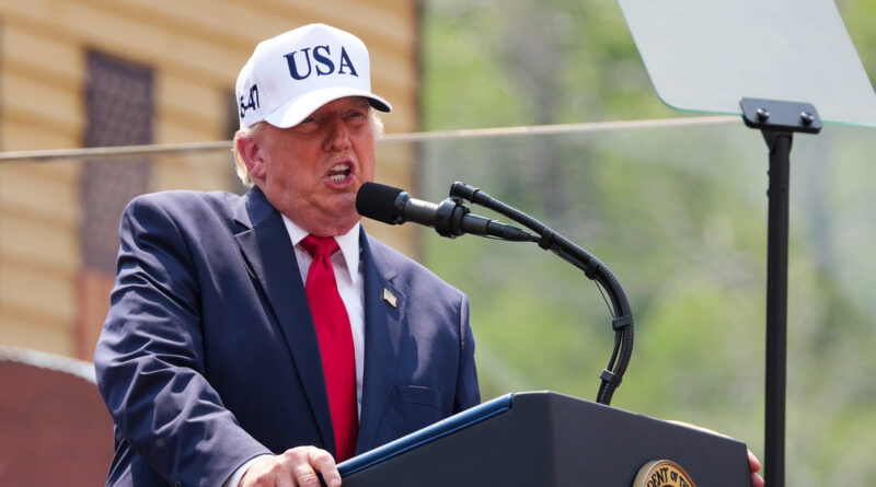 Choque: Trump acusa a los comunistas de querer frenar a EU; lo compara como un “cáncer”