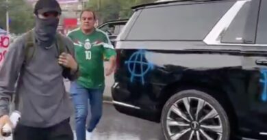 Con la consigna “asesino” y “Samir, vive”, manifestantes increpan al morenista Cuauhtémoc Blanco