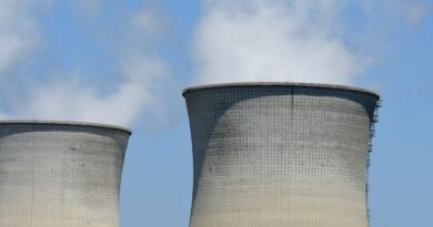 Francia cierra reactores y reduce potencia: el calor golpea incluso a la energía nuclear