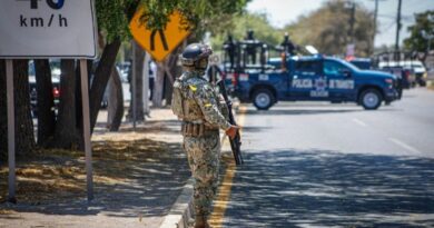 Imparable la violencia en Mazatlán: Chocan sicarios de una facción criminal y la policía con saldo de un muerto