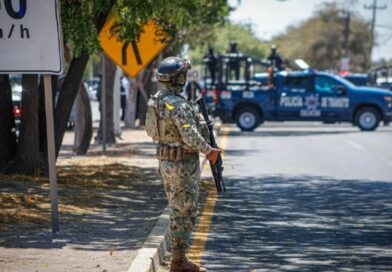 Imparable la violencia en Mazatlán: Chocan sicarios de una facción criminal y la policía con saldo de un muerto