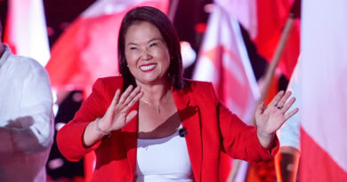 Keiko Fujimori llega al poder tras semanas de impugnaciones y sospechas; la derecha recupera el mando