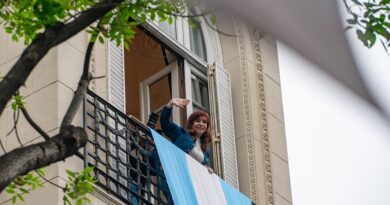 Embargan la casa donde Cristina Kirchner cumple prisión domiciliaria y bienes de sus hijos