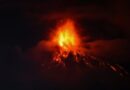 Evacuan aldeas por aumento de erupciones del volcán de ‘Fuego’ en Guatemala; aldeanos se resisten